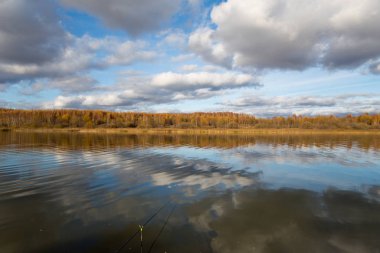 Sonbahar manzara - göl, bulutlar ve orman