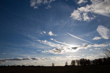 Kırsal alanın üzerinde dramatik bulutlar