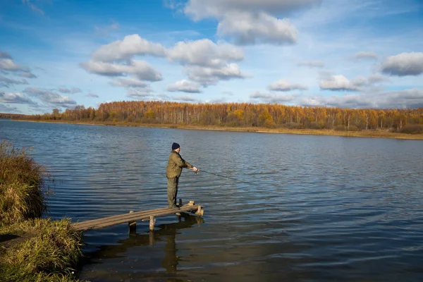 秋天在湖钓鱼 — 图库照片