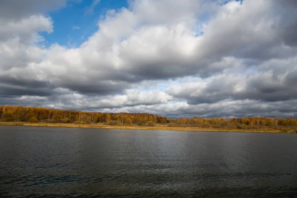 Podzimní Krajina Jezero Mraky Les — Stock fotografie
