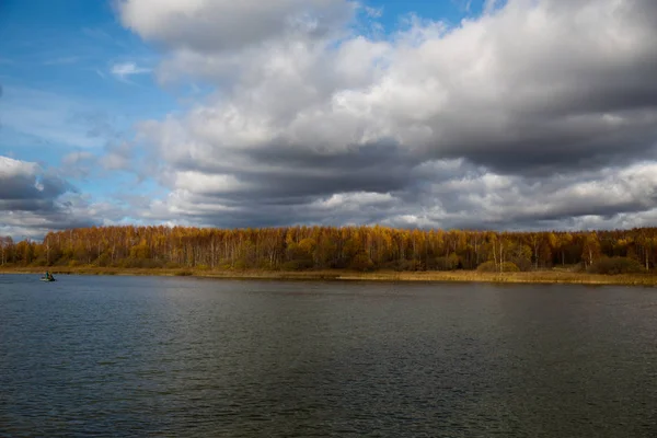 Podzimní Krajina Jezero Mraky Les — Stock fotografie