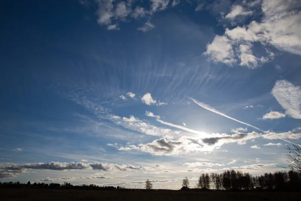 Drámai Felhők Felett Mező Vidéken — Stock Fotó