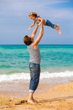 Baba ve kızı kumsalda oynarken