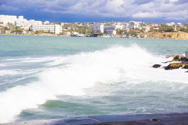 Fırtınalı bir denizde Sivastopol Bay. Crimea
