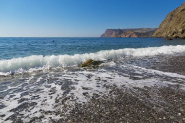 Deniz manzarası: rock ve dalgalar