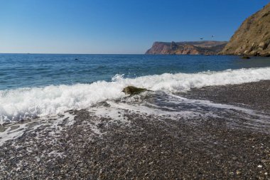 Deniz manzarası: rock ve dalgalar