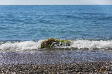 Deniz manzarası: rock ve dalgalar