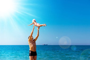 Baba ve kızı kumsalda oynarken