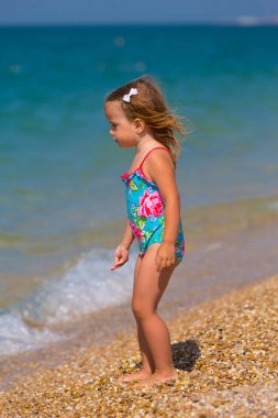 Sevimli küçük kız sahil üzerinde oynama