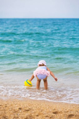 Sevimli küçük kız sahil üzerinde oynama