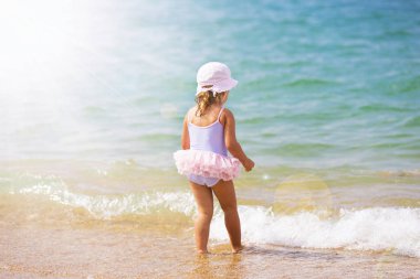 Sevimli küçük kız sahil üzerinde oynama