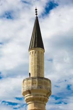 Minare bir arka planda bulutlar ve gökyüzü kule