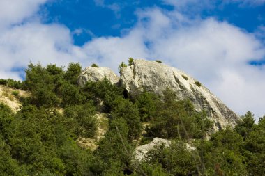 Mavi gökyüzü ve bulutlu dağ manzarası