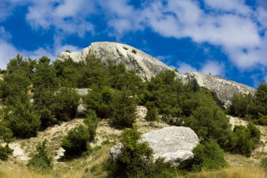 Mavi gökyüzü ve bulutlu dağ manzarası