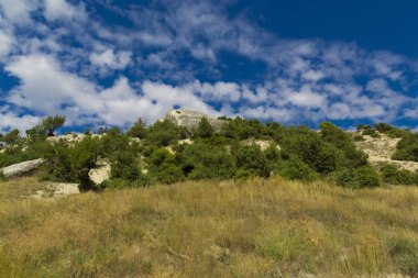 Mavi gökyüzü ve bulutlu dağ manzarası