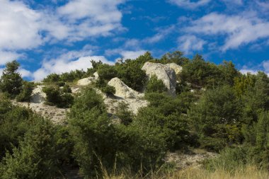Mavi gökyüzü ve bulutlu dağ manzarası
