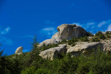 Mavi gökyüzü ve bulutlu dağ manzarası