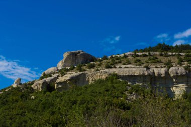 Mavi gökyüzü ve bulutlu dağ manzarası