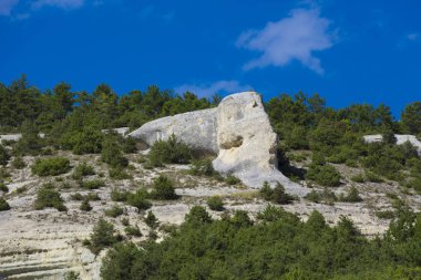 Mavi gökyüzü ve bulutlu dağ manzarası