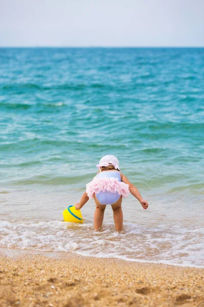 Bonita Menina Brincando Praia — Fotografia de Stock