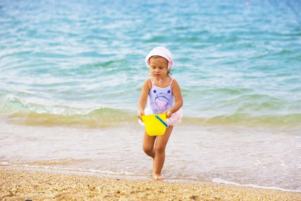 Bonita Menina Brincando Praia — Fotografia de Stock