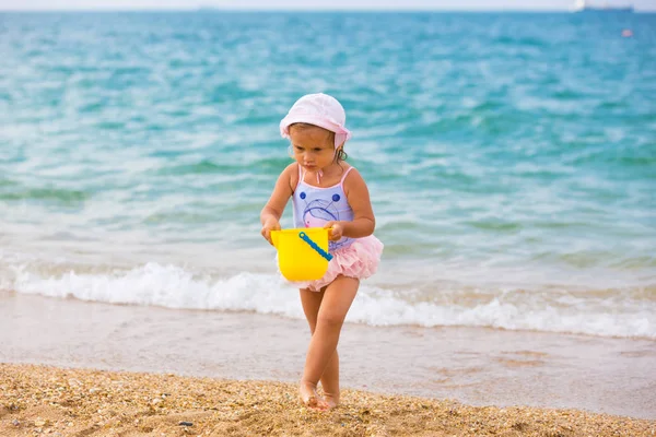 Bonita Menina Brincando Praia — Fotografia de Stock