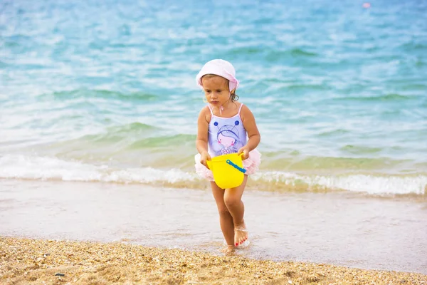 Bonita Menina Brincando Praia — Fotografia de Stock