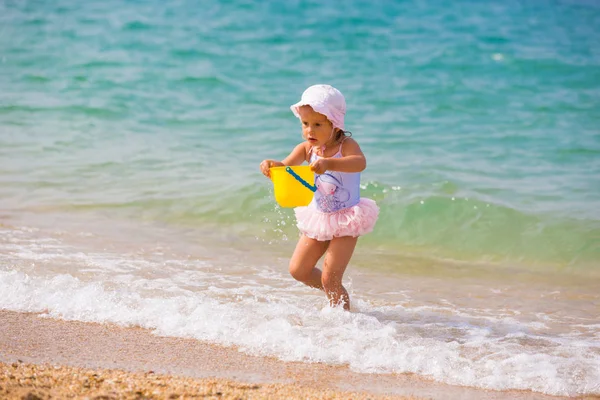 Bonita Menina Brincando Praia — Fotografia de Stock