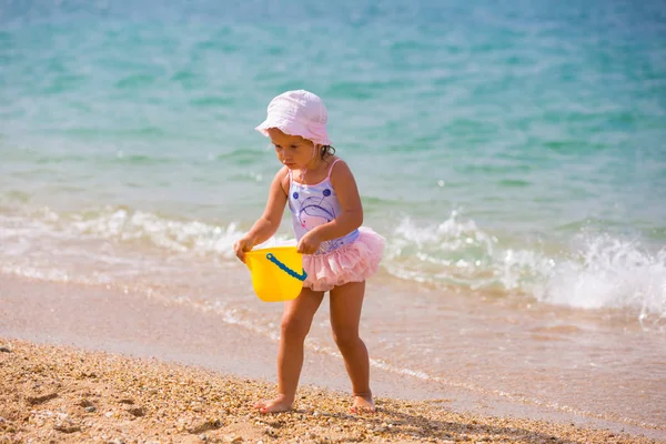 Bonita Menina Brincando Praia — Fotografia de Stock