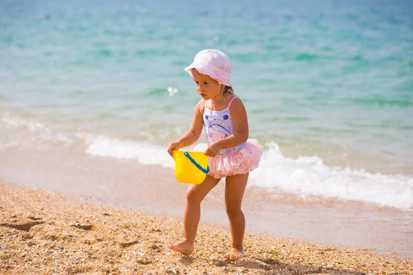 Bonita Menina Brincando Praia — Fotografia de Stock