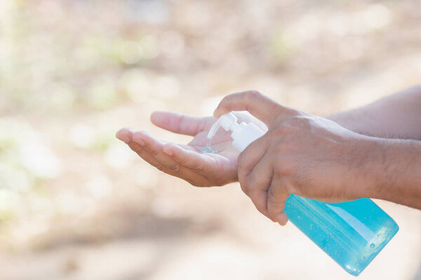 Мойте руки гелем, алкоголем или мылом, чтобы убить бактерии. Концепция гигиены Предотвращение микробов и бактерий и предотвращение вирусной инфекции