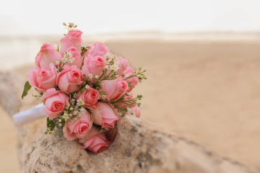 Güzel açık hava pembe gül buketi çeşitli uğurlu törenler için kartpostallar ve Sevgililer Günü 'nde sevgililer günü için kartpostal girişi için yer var..