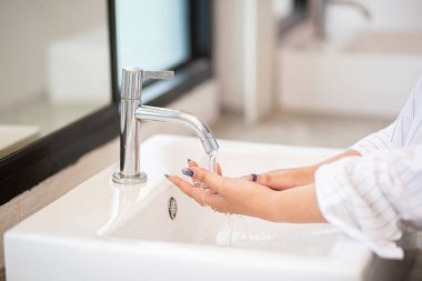 Bakterileri öldürmek için ellerini temiz suyla yıka. Hijyen kavramları mikrop ve bakterileri önler ve viral enfeksiyonları önler..