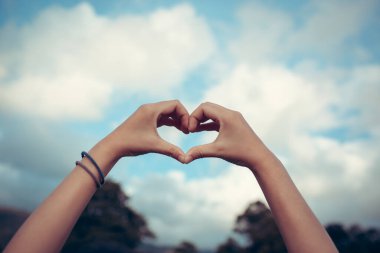 El, kalp şeklinde bokeh arka planda bulanık, doğal ton, klasik tarz. Dünyaya iki insan arasındaki aşkı göster. Mutlu Anneler Günü 'nü birlikte geçirelim.,