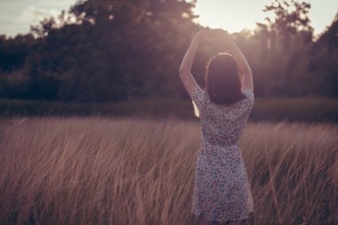 El, kalp şeklinde bokeh arka planda bulanık, doğal ton, klasik tarz. Dünyaya iki insan arasındaki aşkı göster. Mutlu Anneler Günü 'nü birlikte geçirelim.,
