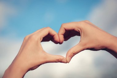 El, kalp şeklinde bokeh arka planda bulanık, doğal ton, klasik tarz. Dünyaya iki insan arasındaki aşkı göster. Mutlu Anneler Günü 'nü birlikte geçirelim.,