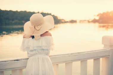 Güzel kadınlar yapayalnız ve yalnız görünüyorlardı.