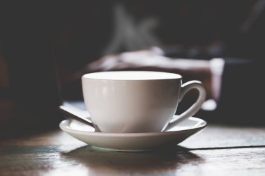 Doğal arka planda sıcak koyu kahve bulanık stil koyu ton