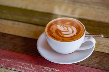 Arka planda sıcak siyah kahve bulanıklaşıyor. 