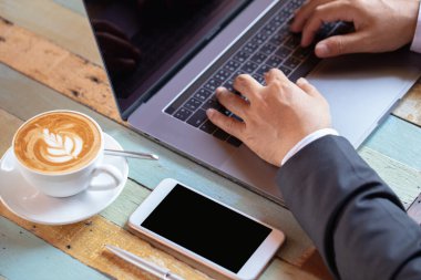 Yönetici masasında sıcak kahve Herkesin en sevdiği içecek.