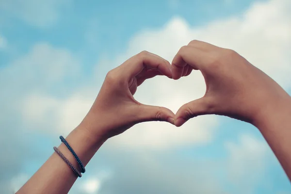 Mano Sobre Fondo Bokeh Forma Corazón Borrosa Tonos Naturales Estilo — Foto de Stock