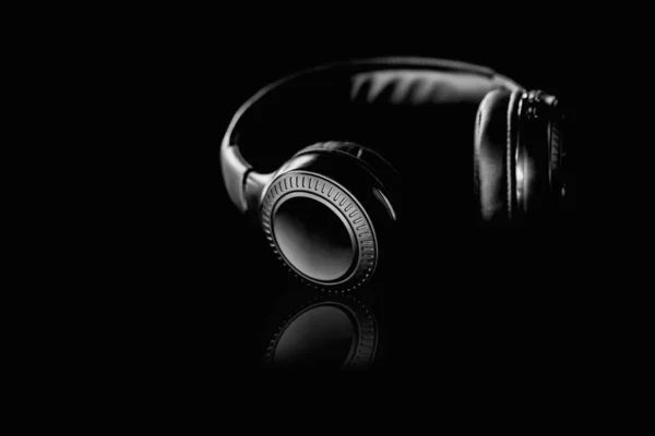 Siyah Arkaplandaki Siyah Kablosuz Kulaklıklar Koyu Tonlu — Stok fotoğraf