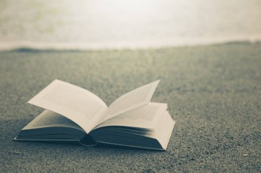 Açık kumsalda İncil kitabınızı açın. Her gün Tanrı 'nın vaadi..