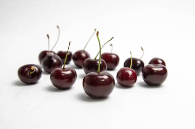 Tatlı kiraz çilek beyaz arka plan üzerinde