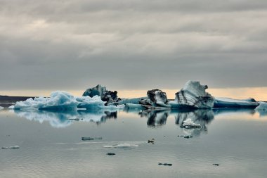 Jkulsrln, ülkenin proglacial göllerinin en büyüğüdür. Lagün, Hfn ve Vatnajkull Parkı arasındaki güney kıyısında yer almaktadır.