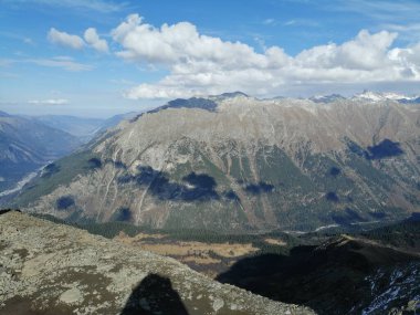 Kafkasya 'daki dağların tepesinde. Dombai