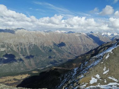 Kafkasya 'daki dağların tepesinde. Dombai