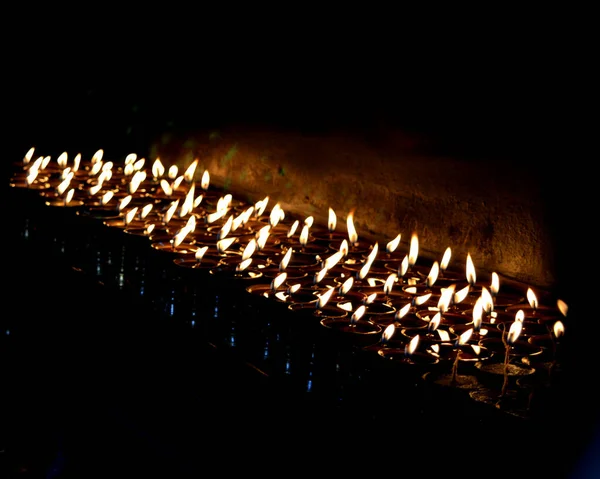 Velas Encendidas Cuarto Oscuro Dentro Templo Como Recuerdo Oración Dios — Foto de Stock