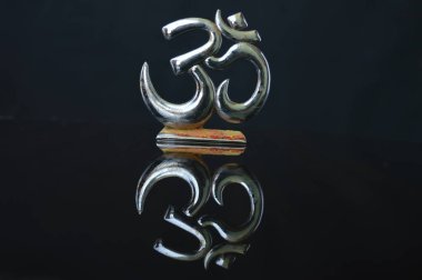 Yansımasıyla Om sembolünün izolasyon görüntüsü