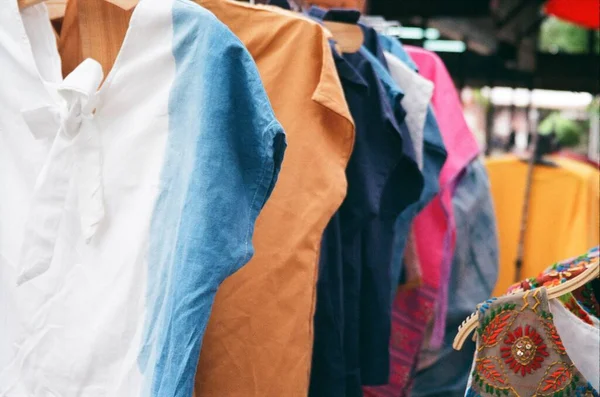 Kleiderverleih Bekleidung Verschiedenen Farben — Stockfoto